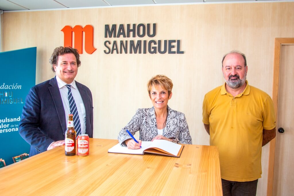 La consejera de Economía, Elena Máñez, visita el Centro de Producción de  Mahou San Miguel en Canarias